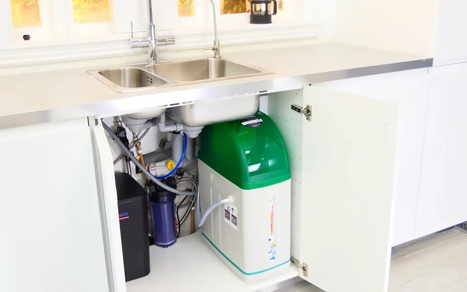 Under-sink reverse osmosis system with a storage tank for water filtration systems in Laguna Niguel